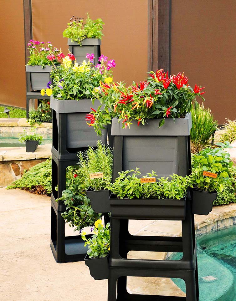 PopUp Garden is revolutionizing the raised garden bed industry. Our deluxe PopUp Garden package gives gardeners the ability to grow up, down and all-around. Helping gardeners to maximize their harvesting yield in small spaces. 